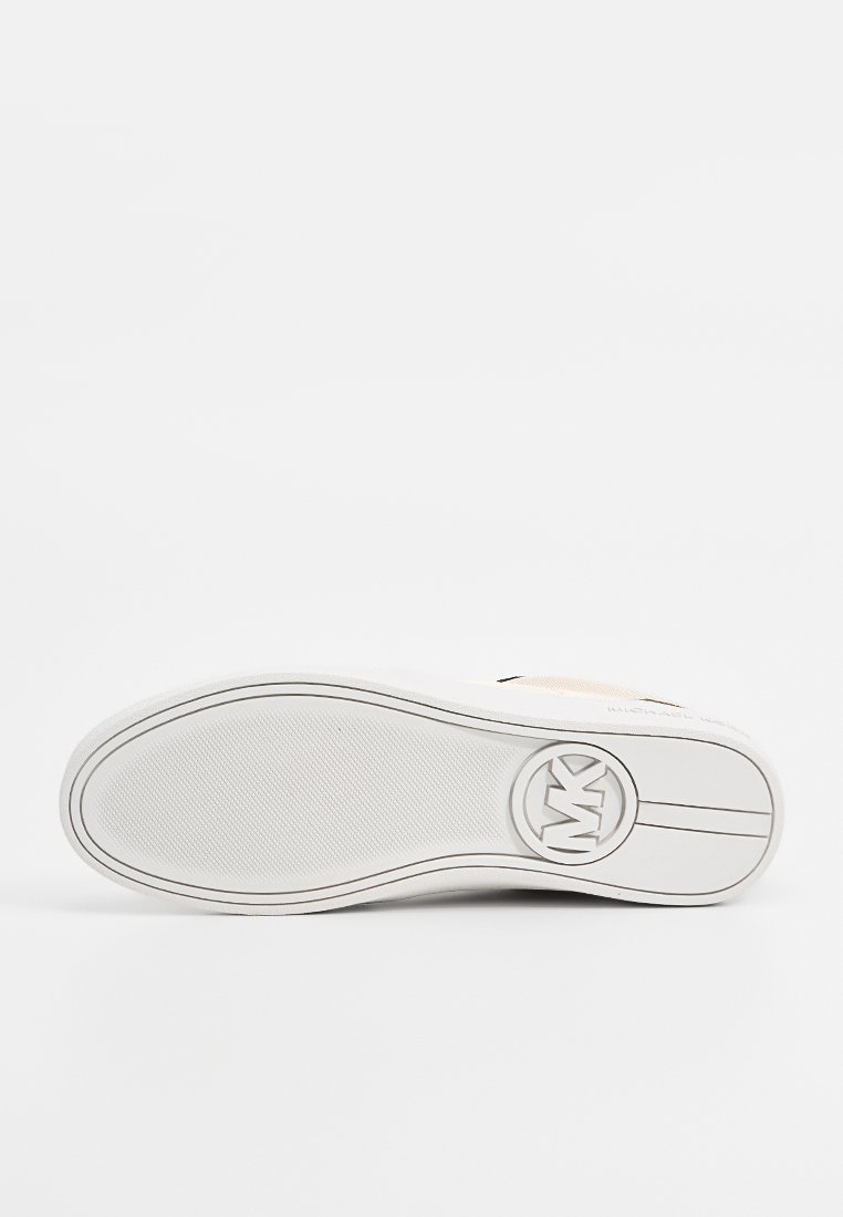 Semelle de chaussure avec une surface texturée ; caoutchouc blanc avec un logo circulaire et des détails de rainures fines sur le milieu de la semelle.