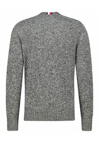 Szary sweter robiony na drutach z prążkowanymi mankietami i dołem, z teksturowanym wzorem oraz trójkolorową metką na szyi w odcieniach czerwonym, białym i niebieskim.