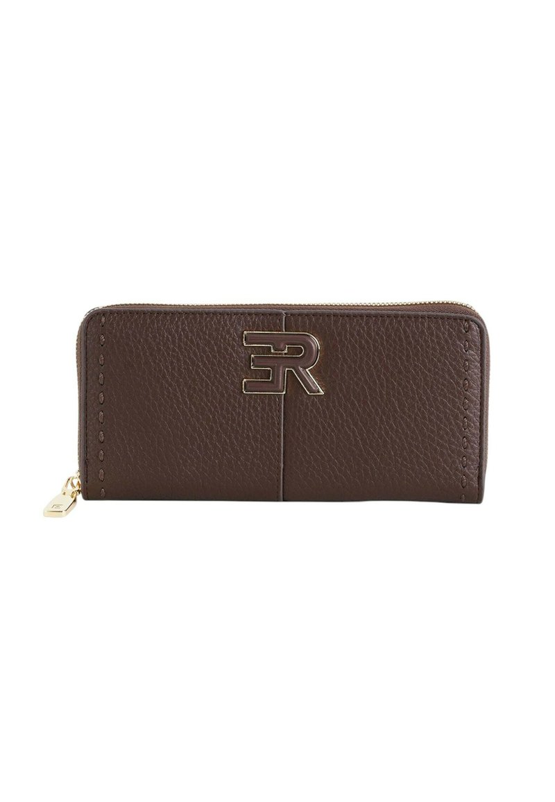 Portafoglio marrone in pelle testurizzata con zip e logo e cursore della zip in tono oro, forma rettangolare e dettagli cuciti sui lati.