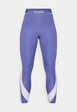 Leggings atléticos roxos com uma cintura alta, apresentando detalhes curvos brancos e um pequeno logotipo. Feitos de um tecido elástico e suave.