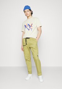 New Balance LONG HAUL PANT - Pantalones cargo - camel