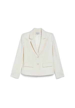 Blazer blanc sur mesure avec revers crantés, deux boutons, manches longues, plis verticaux subtils et poches à rabat à l'avant.