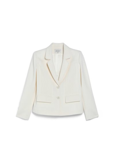 Blazer blanc sur mesure avec revers crantés, deux boutons, manches longues, plis verticaux subtils et poches à rabat à l'avant.