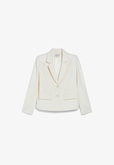 Blazer blanc sur mesure avec revers crantés, deux boutons, manches longues, plis verticaux subtils et poches à rabat à l'avant.