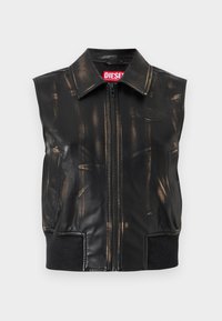 Μαύρο δερμάτινο γιλέκο χωρίς μανίκια με φερμουάρ μπροστά, διακριτικό φθαρμένο μοτίβο και ριμπ ύφασμα σε μαύρο χρώμα στο τελείωμα. Κόκκινη ετικέτα λογότυπου στο γιακά.