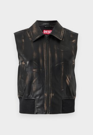 Μαύρο δερμάτινο γιλέκο χωρίς μανίκια με φερμουάρ μπροστά, διακριτικό φθαρμένο μοτίβο και ριμπ ύφασμα σε μαύρο χρώμα στο τελείωμα. Κόκκινη ετικέτα λογότυπου στο γιακά.
