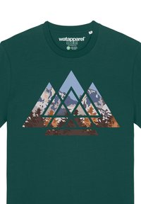 Groene katoenen T-shirt met een driehoekig bergontwerp in gelaagde kleuren: blauw, grijs en aardetinten van bruin en oranje.