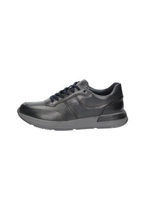 Schwarzer flacher Ledersneaker mit schwarzen Schnürsenkeln und dicker dunkler Sohle, sichtbaren Nahtdetails und gepolstertem Schaft für Komfort.