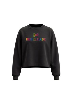 Sort cropped sweatshirt med farverig "REBEL BABE" tekst og abstrakt regnbuedesign over teksten foran.