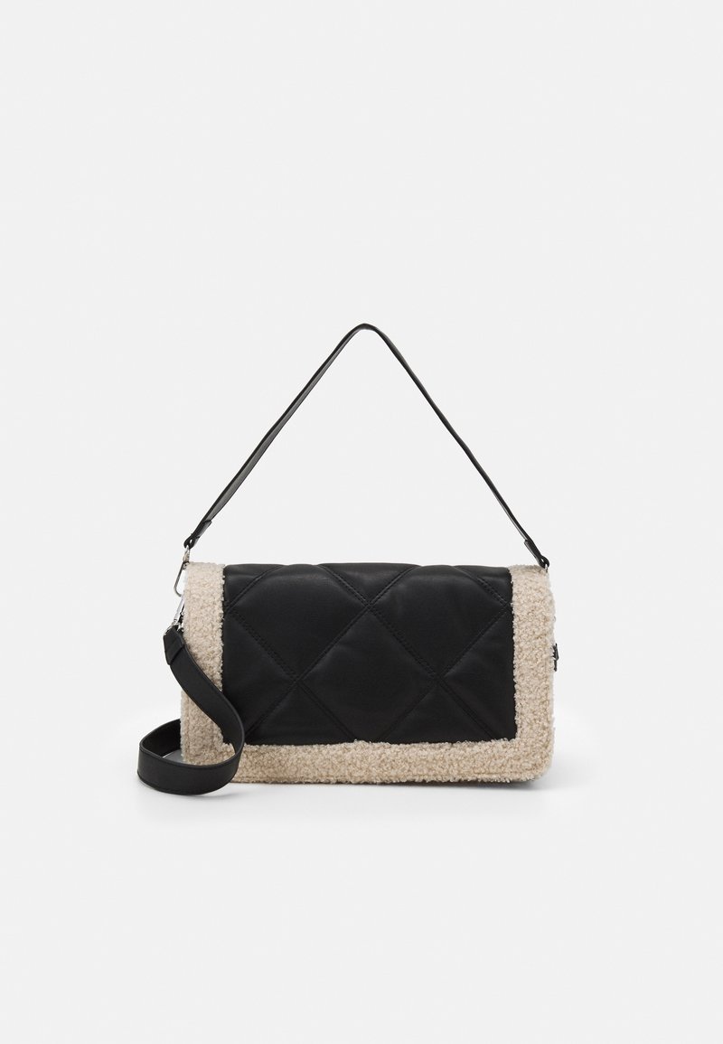 Svart kviltad konstläderväska med beige texturerade pälsdetaljer, rektangulär form, justerbar rem och dragkedjeslutning.