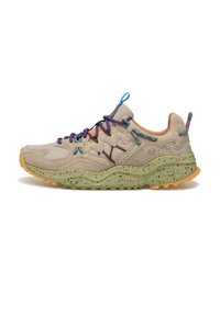 Sneaker beige e verde oliva con suola maculata, lacci viola e turchesi, dettagli arancioni e tomaia texturizzata, mostrato di lato.