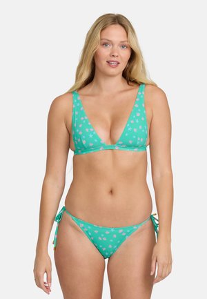 Turkusowy komplet bikini z trójkątnym biustonoszem na szerokich ramiączkach i majtkami z niskim stanem, oba ozdobione kolorowymi wzorami rozgwiazd i muszelek.