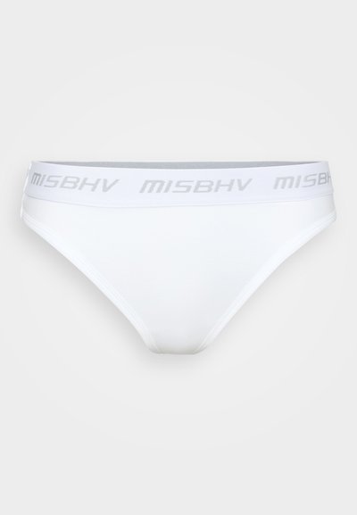 Culotte de bikini blanche avec une texture lisse, dotée d'une ceinture élastique grise portant le texte "MISBHV" en motif répétitif.