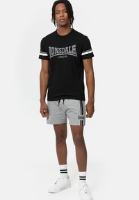 Lonsdale Marškinėliai su spaudiniu - black white grey