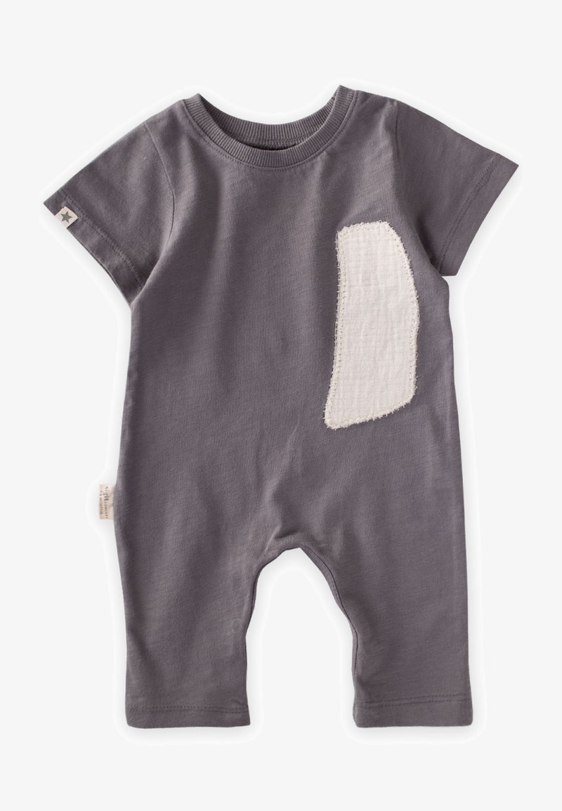 Siv kratki kombinezon z rjavimi rokavi iz bombaža. Ima teksturirano belo obliž na sprednji strani, okroglo vratno odprtino in oznako s podrobnostjo z zvezdo.