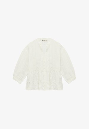 Blusa blanca de manga larga con escote en V, botones en el frente, detalles de encaje en el frente y las mangas, y un dobladillo fluido y en volantes.