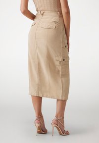 Guess Denimová sukňa - beige