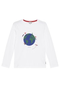 Camiseta blanca de manga larga con un diseño central de un globo terráqueo en verde y azul, acompañado de iconos de viaje: avión, satélite y monumentos.