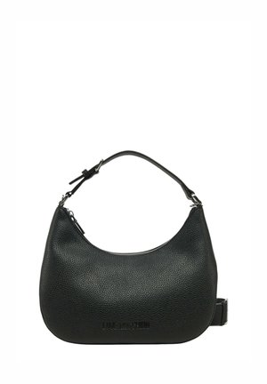 Borsa a spalla in pelle nera con texture granulosa, design curvo, chiusura con zip e logo impresso sul fronte. Tracolla regolabile.