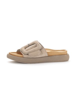 Sandali beige in camoscio con una fascia larga caratterizzata da una fibbia rettangolare. La soletta sagomata offre comfort; la suola è testurizzata per una migliore aderenza.