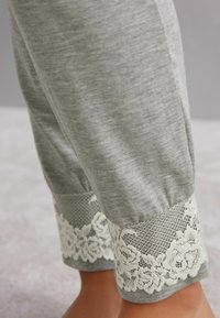 Intimissimi PRETTY FLOWER - Pyjamasbyxor - grau j grey mélange powder white