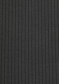 Mustaksi tekstiilikankaaksi, jossa on pystysuorat keraamattaiset kuviot, jotka tarjoavat pehmeän pinnan. Materiaali vaikuttaa kestävältä ja tasaisesti kudotulta.