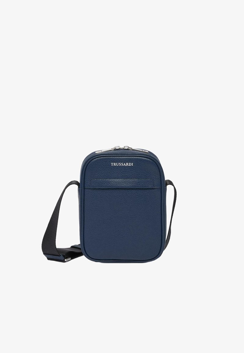 Borsa a tracolla in pelle blu navy con texture, chiusura con zip, tasca frontale e tracolla regolabile in tessuto. Presenta un logo sulla parte anteriore.