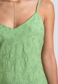 THE-ARE DE TIRANTES - Ballkleid - green