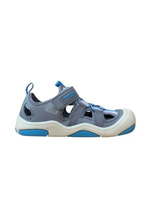 Sandalia infantil gris y azul con punta cerrada, tira ajustable de velcro, suela acolchada y diseño transpirable con recortes.