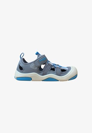 Sandalia infantil gris y azul con punta cerrada, tira ajustable de velcro, suela acolchada y diseño transpirable con recortes.