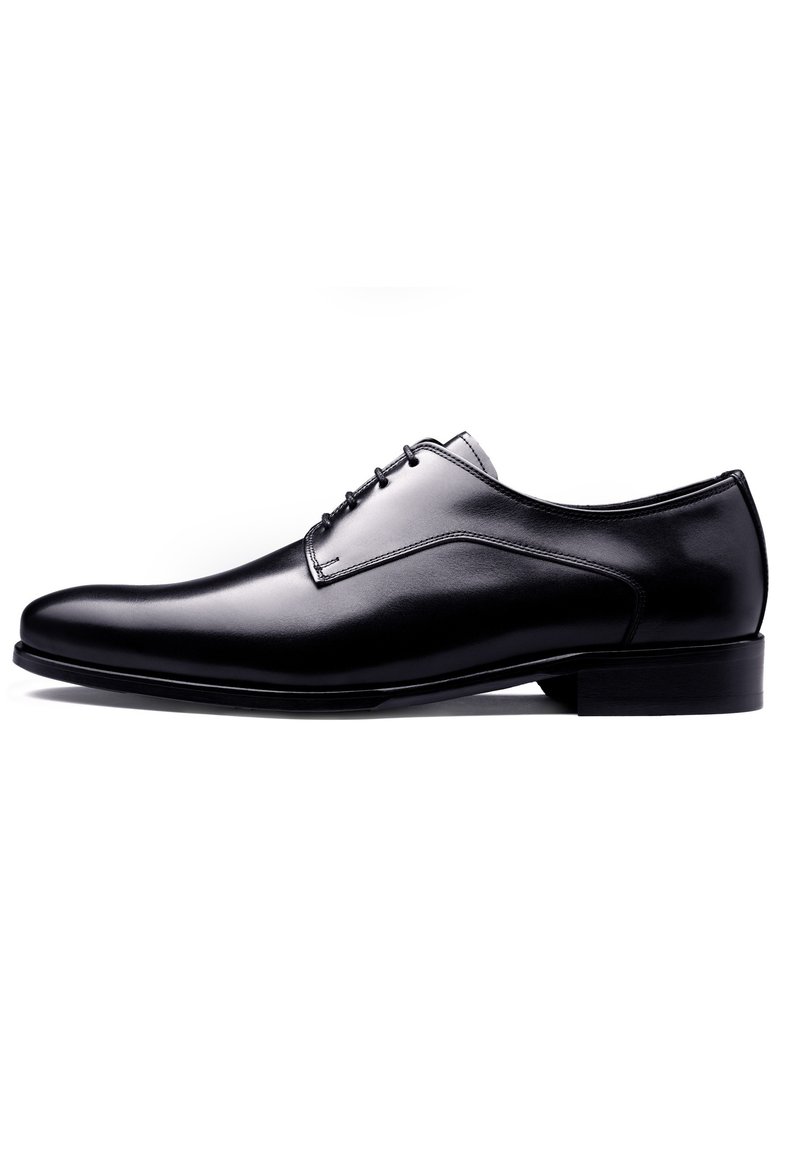 Zwarte lederen dresschoenen met een gepolijste afwerking, puntige neus, klassiek vetersysteem en een lage hak voor formele gelegenheden.