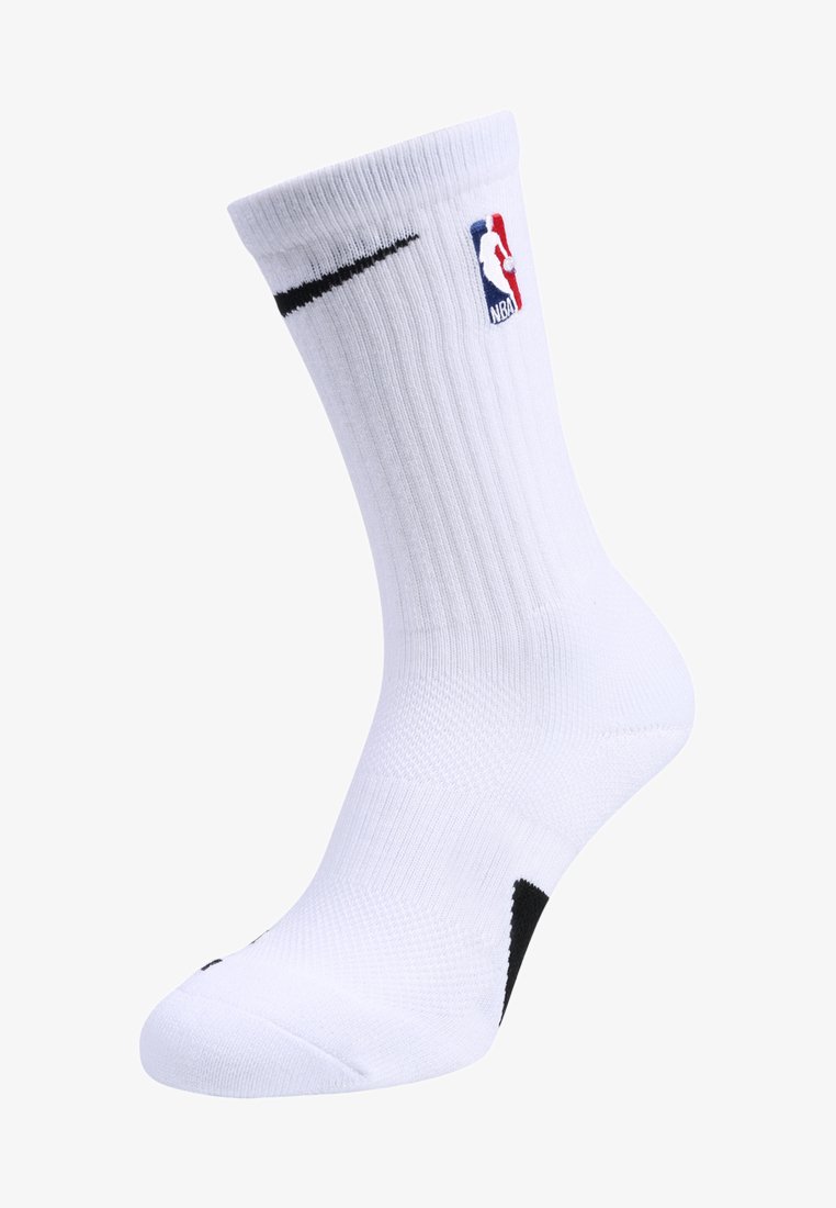 Bílé basketbalové ponožky s žebrovanou strukturou, s logem Nike a logem NBA. Disponují polstrovanou stélkou a černým akcentem poblíž kotníku.