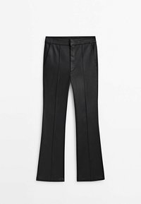 Pantaloni a palazzo neri in finta pelle con una texture liscia, tasche anteriori e dettagli delle cuciture che scendono lungo le gambe.