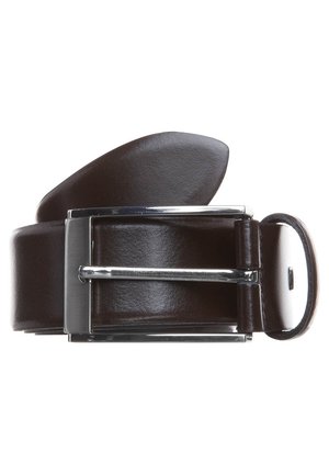 Ceinture en cuir brun foncé enroulée avec une boucle rectangulaire argentée sur fond blanc.