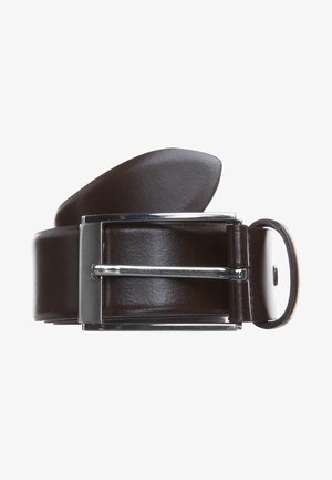 Ceinture en cuir brun foncé enroulée avec une boucle rectangulaire argentée sur fond blanc.