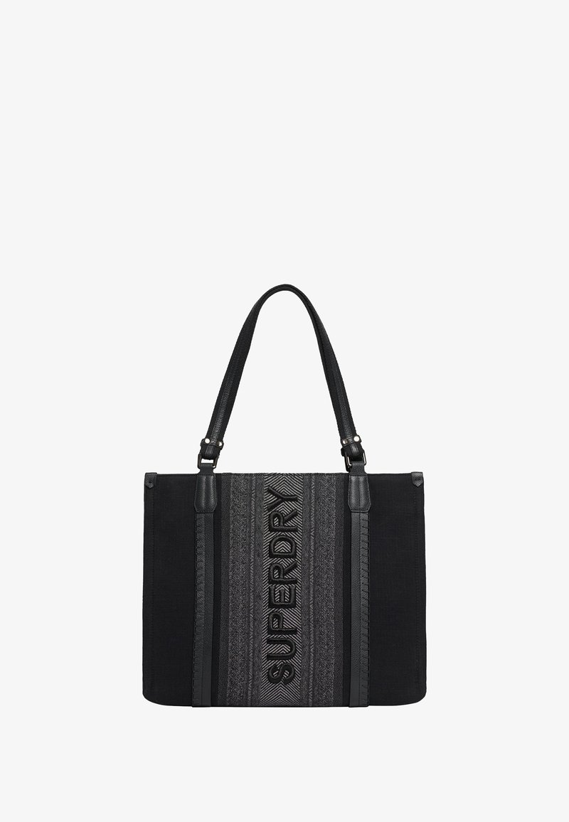 Zwarte tote bag met textuurstof en leren accenten. Bevat een centrale geborduurde streep met het woord "SUPERDRY" in het grijs. Twee schouderbanden.
