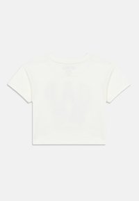 Λευκό cropped t-shirt με κοντά μανίκια και στρογγυλή λαιμόκοψη, εμφανιζόμενο από πίσω σε λευκό φόντο.