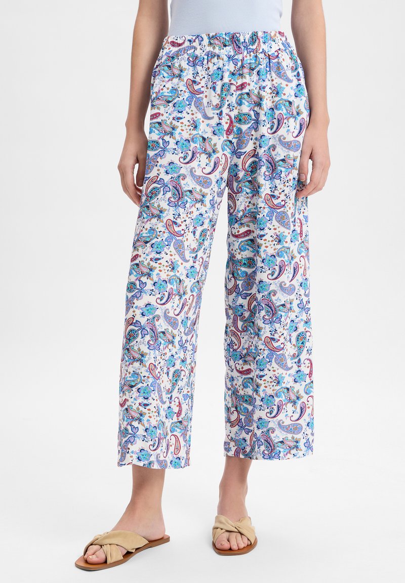 Luftige, gemusterte Hosen aus leichtem Stoff; mit Paisley- und Blumenmustern in Blau, Rot und Lila auf einem weißen Hintergrund.