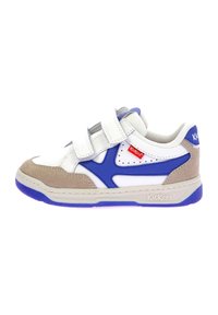 Sneaker bianca e blu con strappi in velcro, dettagli in suede, suola in gomma e dettagli perforati. Presenta il logo "Kickers" sul lato.