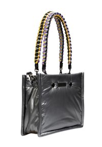 Sac à main noir rembourré avec des poignées tressées en jaune, violet et noir. Présente deux trous circulaires et une surface texturée pour une meilleure prise.