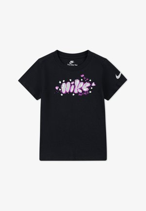 Camiseta de algodón negra con el logo impreso de "Nike" en púrpura, adornado con corazones y estrellas. Incluye un swoosh de Nike en plateado en la manga.