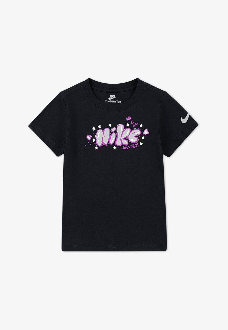 Juodas medvilnės marškinėliai su purpuriniu spausdintu "Nike" logotipu, papuoštu širdelėmis ir žvaigždutėmis. Ranka puošia sidabrinė "Nike" šypsena.
