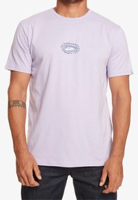 Light lavender cotton t-shirt with short sleeves, featuring a blue graphic design on the chest. Straight cut and soft texture.