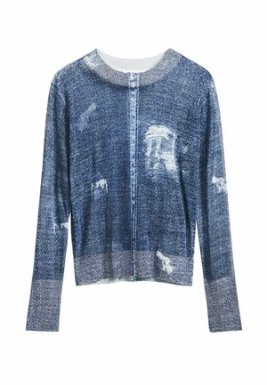 Suéter de manga larga estilo denim en azul, con un tejido texturizado, cuello redondo y un zipper frontal. Acentos desgastados visibles.