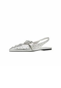 Scarpe slingback in pelle argentata con punta affusolata, dotate di borchie metalliche e un accento con fibbia sul lato. Design con suola piatta.
