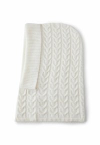 Biały dziergany koc z wzorem warkocza, z teksturowanym panelem i prążkowanymi krawędziami. Wykonany z miękkiego, ciepłego materiału.