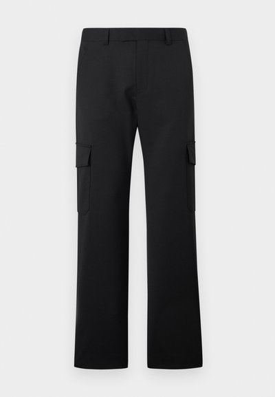Μαύροι cargo παντελόνια με ίσια γραμμή, πλαϊνές τσέπες με καπάκι και θηλιές για ζώνη σε απλό λευκό φόντο.
