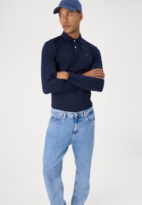 Tommy Jeans ISAAC RELAXED - Jeans Tapered Fit - denim light