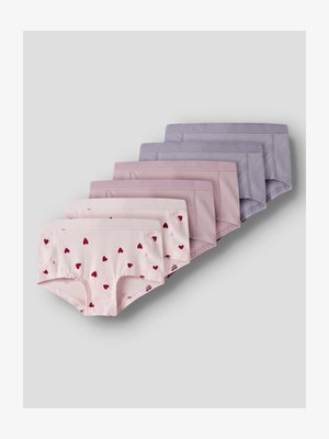 Seis bragas de algodón para mujer estilo bóxer en tonos rosa y morado, dos con estampados de corazones rojos, dispuestas en una fila escalonada.