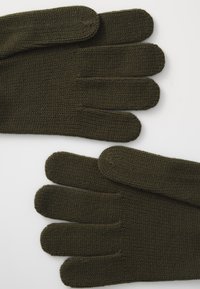 Strikkede hansker i mørkegrønn med ribbet tekstur, med fem fingerrom og et enkelt, sømløst design.